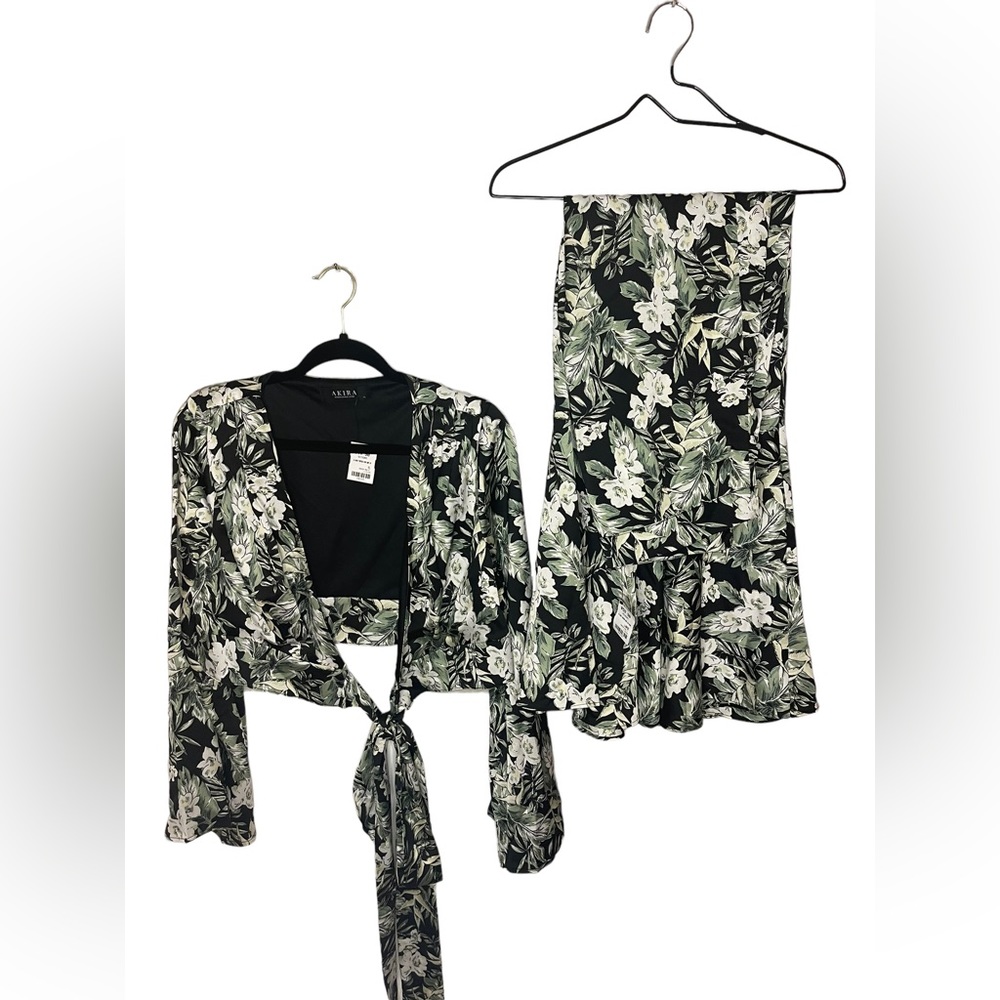 New✨Akira 2 pièce crop top, and front slit flora skirt.